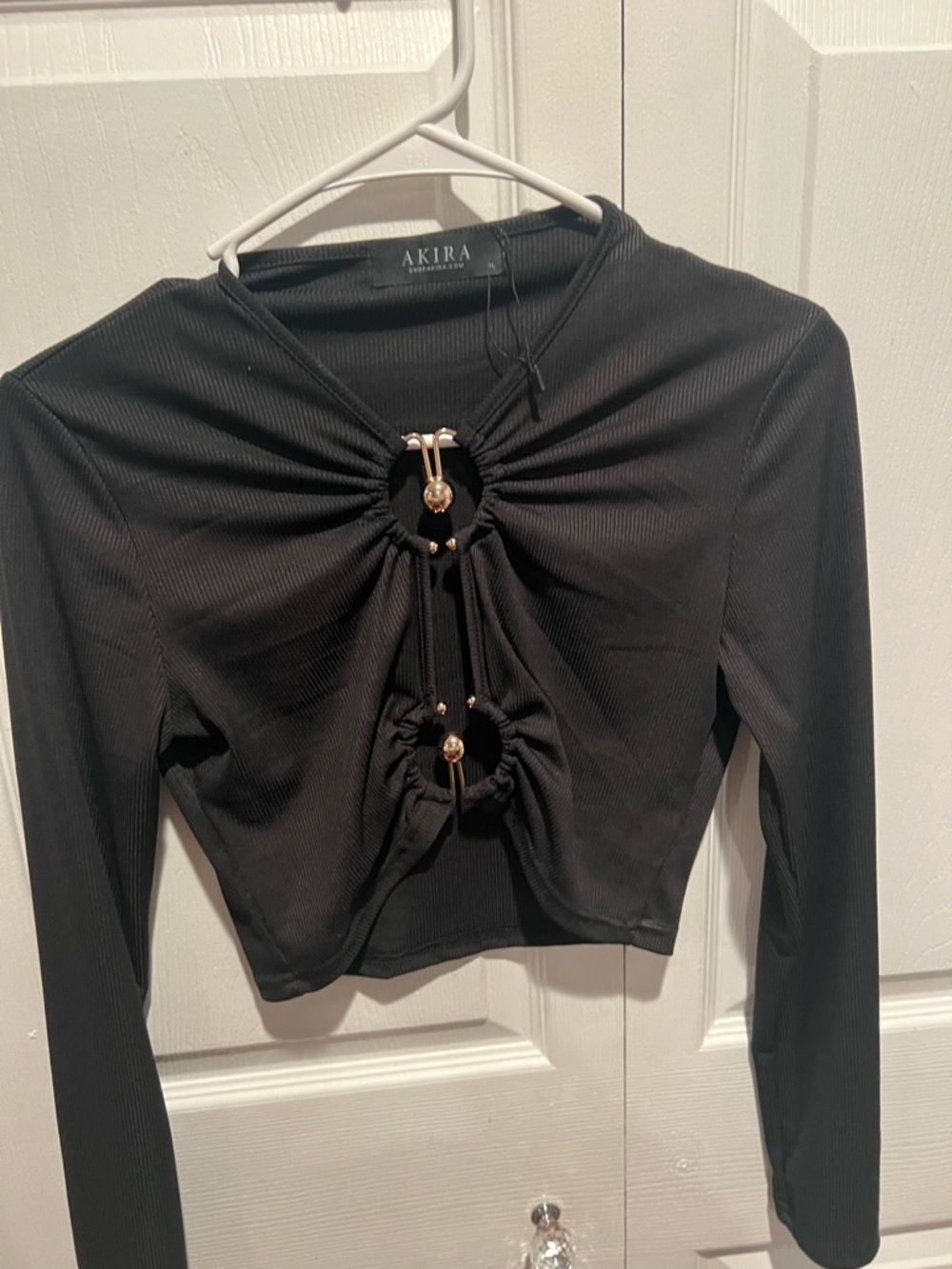 AKIRA Black Long-Sleeve Ring-Detail Crop Top
